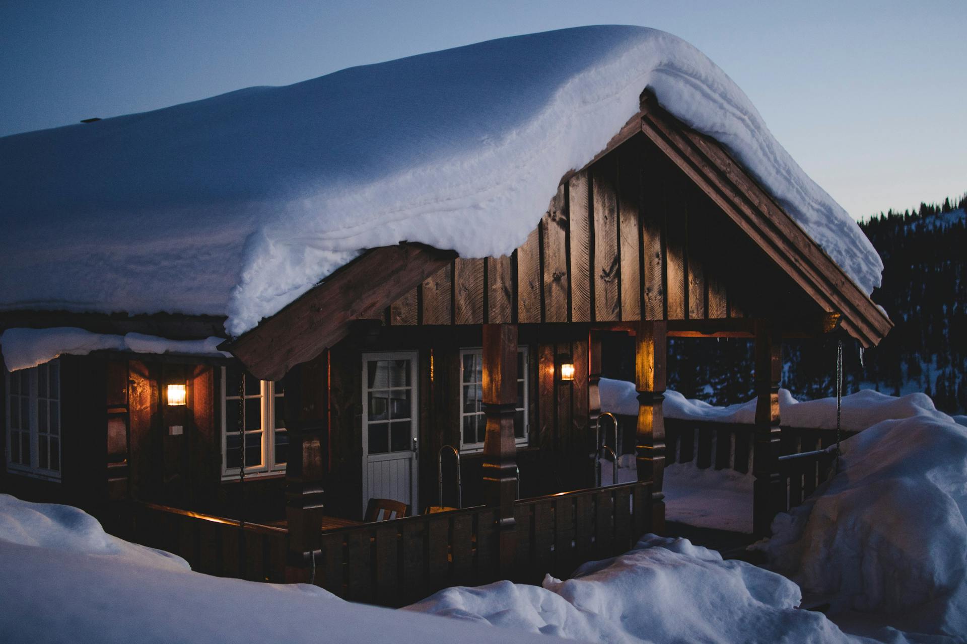 Photo a cabin under heavy snowfall